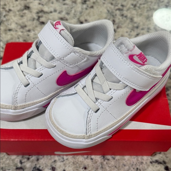 Nike Kids White Sneakers with Pink Accents 7T - Picture 5 of 5